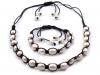Halschschmuck und Armband aus Flussperlen an Schnur
