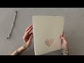 Geschenkbox aus Papier mit Herz-Fenster und gedrehter Schnur